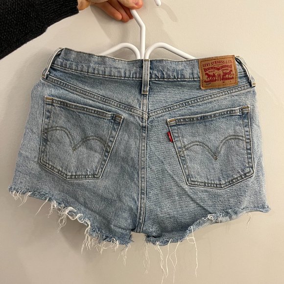 Distressed demin vintage levi shorts - Picture 2 of 3